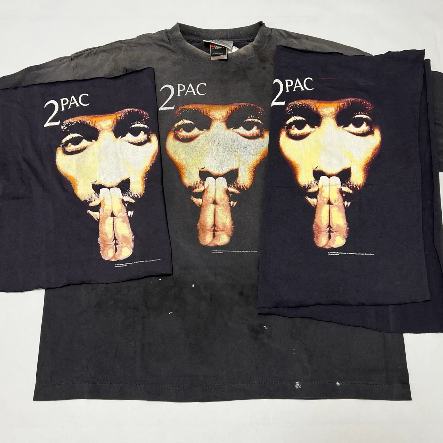 Printing proofing SAINT Mxxxxxx × 2PAC 2PC_SS TEE/2PAC/BLK 2PAC co-branded model 2PAC character TEE washed black S-XL A blockbuster co-branded project by the legendary hip-hop artist 2PAC The printing part refers to the iconic graphics on the cover of 2PAC's albums "R U Still Down" and "Shakur" The entire garment is re-washed and distressed/hole-processed Printing cracked effect New Vintage ceiling 2PAC fans must deposit money